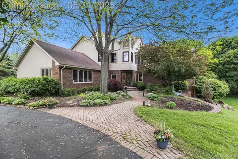 1080 Meadow Crest Dr, Orion, MI 48348