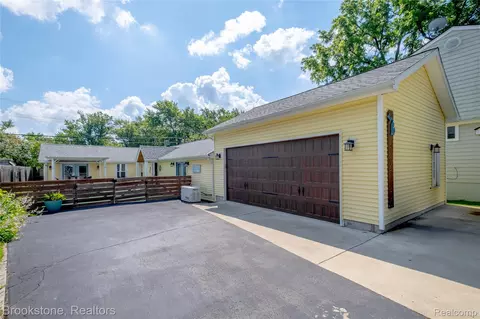3012 Lansdowne Rd, Waterford, MI 48329