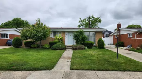 8679 Mercedes St, Dearborn Heights, MI 48127