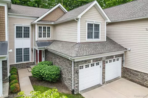 49648 Timber Trl, Novi, MI 48374