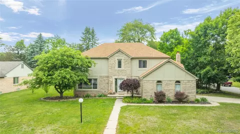 8924 Woods Edge Dr, Commerce, MI 48382