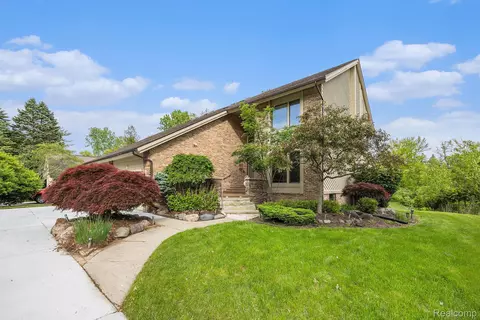 785 River Bend Dr, Rochester Hills, MI 48307