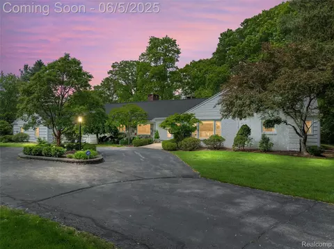 22191 Camelot Ct, Beverly Hills, MI 48025