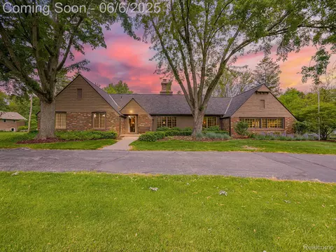 90 Wind N Wood Dr, Meridian, MI 48864