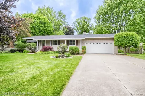 2084 Holly Tree Dr, Davison, MI 48423
