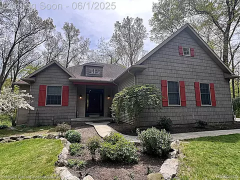 9401 Lakeview Dr, Argentine, MI 48451