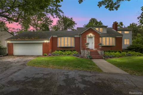 2136 Lawndale Ave, West Bloomfield, MI 48323