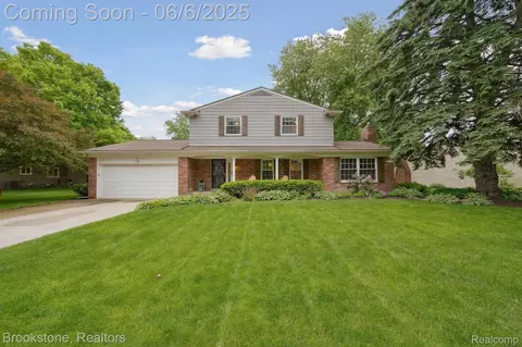 2831 Aurora Dr, Orion, MI 48360