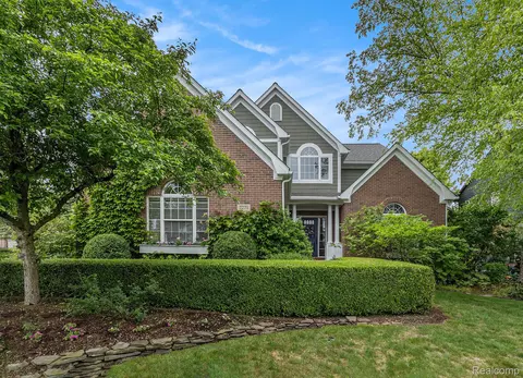 7271 N Village Dr, Independence, MI 48346