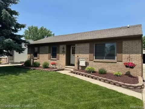 16359 Parkwood Dr, Macomb, MI 48044