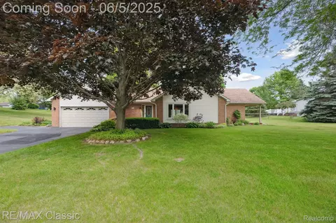 3484 Taggett Lake Dr, Highland, MI 48357