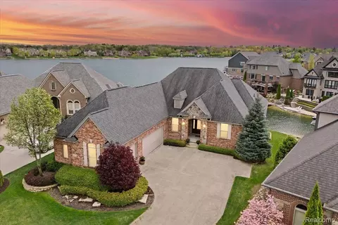 8427 Boulder Shores Dr, Green Oak, MI 48178