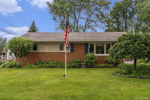 8231 Doncaster Dr, Sterling Heights, MI 48312