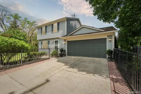1011 Knowles St, Royal Oak, MI 48067