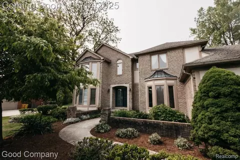 515 Oakbridge Dr, Rochester, MI 48306