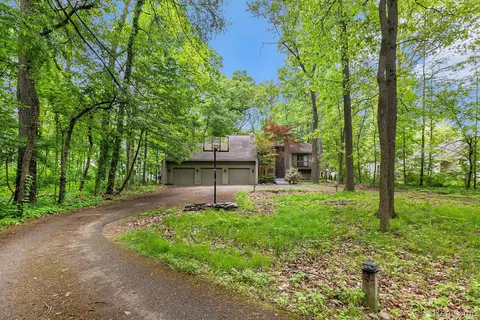 5130 Whitlow Ct, Commerce, MI 48382