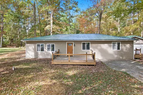 631 Pine Dr, Deerfield, MI 48421