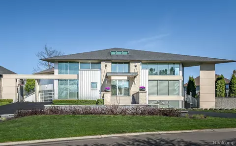 1363 Forest Bay Dr, Waterford, MI 48328