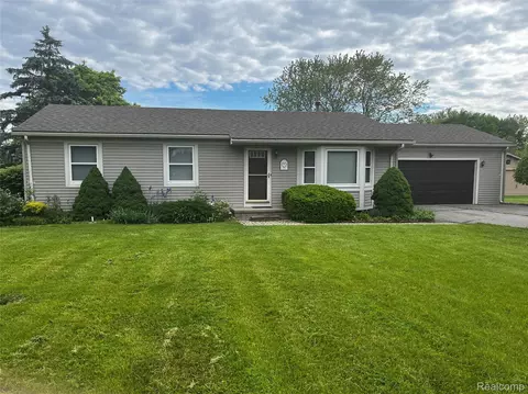 14924 Hough Rd, Berlin, MI 48002