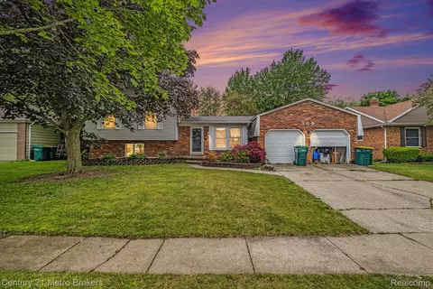 305 Oakwood Dr, Flushing, MI 48433