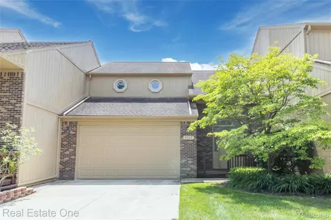 2157 Crystal Dr, Rochester Hills, MI 48309