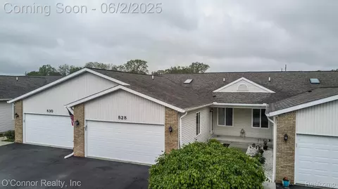 828 Crystal Ln, Marysville, MI 48040
