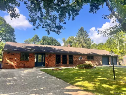 4879 Sundale Dr, Independence, MI 48346