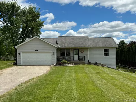 6005 River Rock Dr, Handy, MI 48836