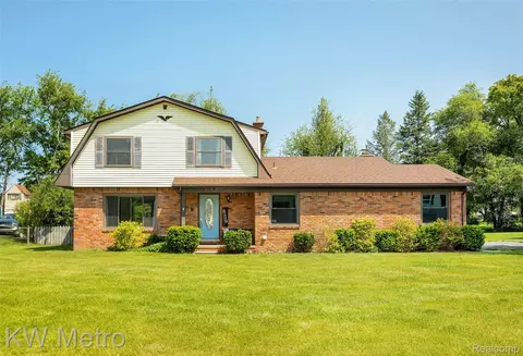 859 White House Dr, Highland, MI 48356