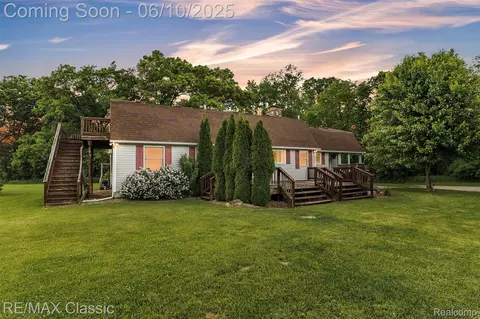 917 Middle Rd, Highland, MI 48357