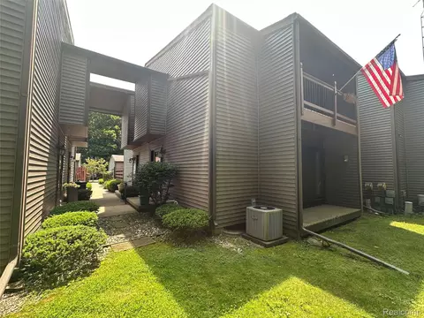 508 W Rockwell St, Fenton, MI 48430
