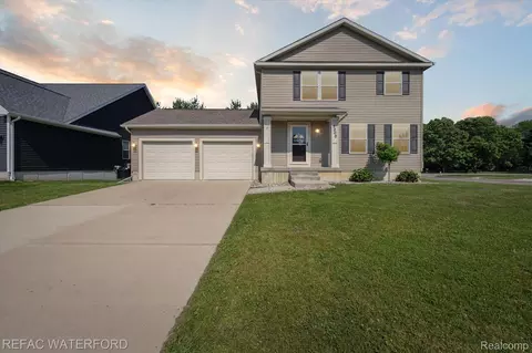 5200 Autumn Kirsten Dr, Fowlerville, MI 48836
