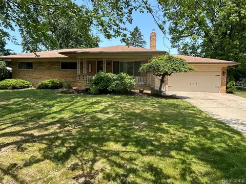 5633 Debra Rd, Shelby Township, MI 48316
