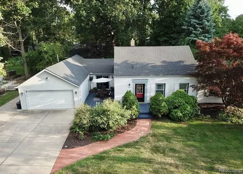 9207 Whitall Ln, Grosse Ile, MI 48138