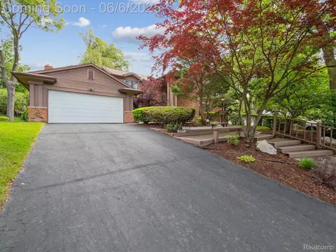 4677 Rolling Ridge Rd, West Bloomfield, MI 48323
