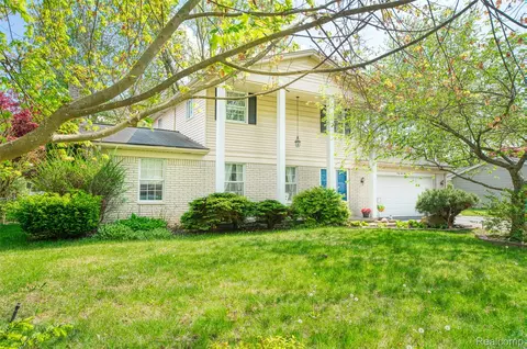 4231 Stanley Ct, Waterford, MI 48329