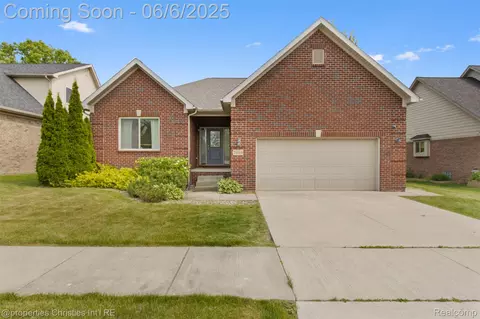 21109 Oak Ridge Dr, Clinton Township, MI 48036