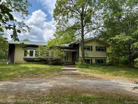 2625 Preston Ln, Howell, MI 48855