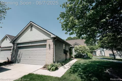 22664 Woodcreek Dr #93, Taylor, MI 48180