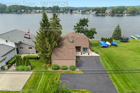 10164 Elizabeth Lake Rd, White Lake, MI 48386