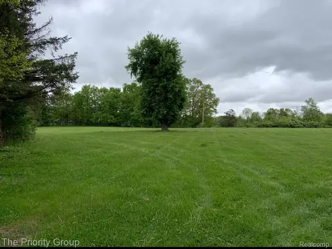 1580 N Ortonville Rd N, Groveland, MI 48462