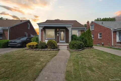 22509 Alger St, Saint Clair Shores, MI 48080