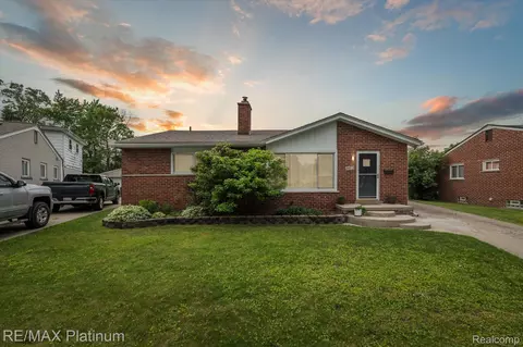 8685 Terri Dr, Westland, MI 48185
