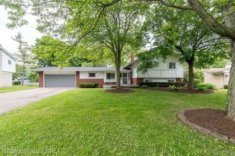6845 Tamerlane Dr, West Bloomfield, MI 48322