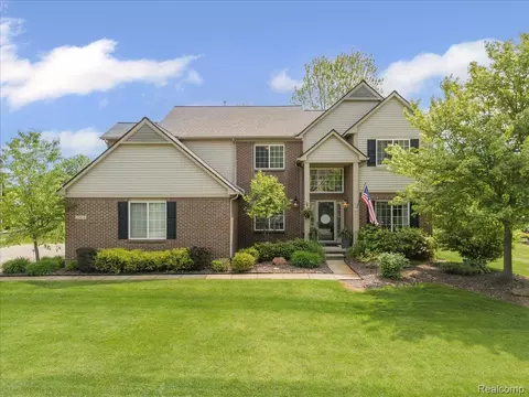 29818 Bradford Dr, Lyon, MI 48165