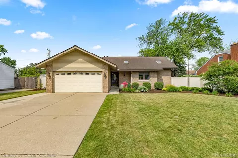 9377 Lamont St, Livonia, MI 48150