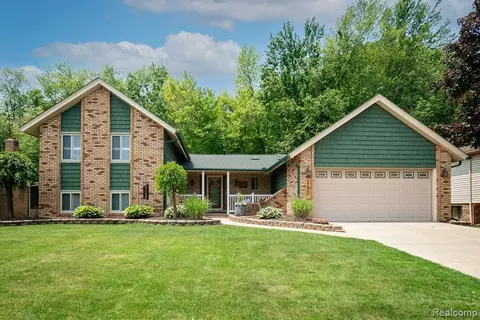 17800 Fox Glen Dr, Riverview, MI 48193