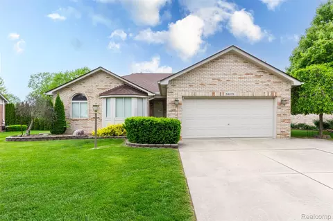53395 Andrew Cir, New Baltimore, MI 48047