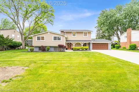 31240 Cline Dr, Beverly Hills, MI 48025