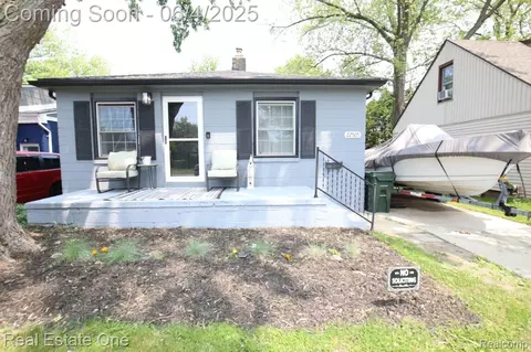 22505 Harper Lake Ave, Saint Clair Shores, MI 48080